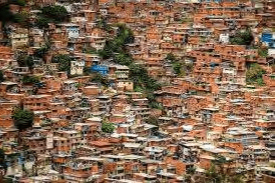 Figura 48. “…un inmenso edificio acostado sobre la montaña…”. F / Google Imágenes.